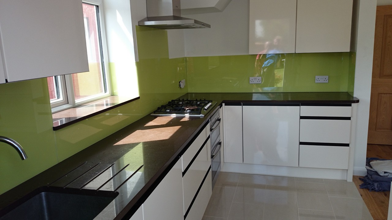 Lime green glass kitchen splashback installed by Dulwich glaziers